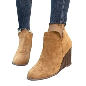 Elegantes botines de cuña de ante marrón con corte en V y cremallera trasera para mujer.