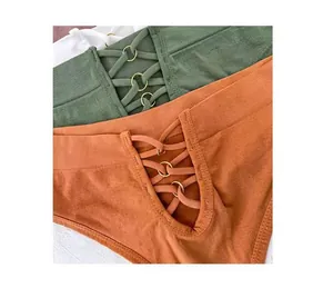 Détail d'un string sans couture à haute élasticité avec laçage décoratif à l'avant