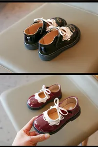 Zapatos Mary Jane para niña con bordes de encaje festoneado y detalle de lazo.