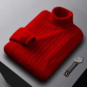 Roter Herren-Zopfstrick-Rollkragenpullover mit dicker Wolltextur für lässige Wintermode.