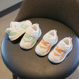 Warme wasserfeste Kleinkinderschuhe aus Leder mit Fleecefutter und rutschfester weicher Sohle.