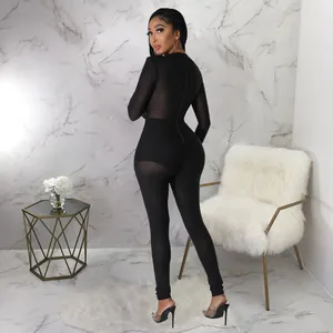 Vue arrière d'une combinaison sexy en mesh noir moulante élégante pour soirée de club