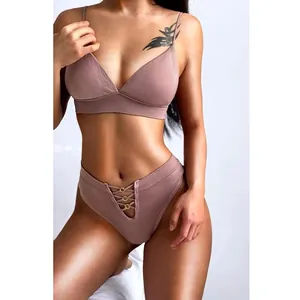 Dettaglio del set di lingerie senza cuciture rosa cipria con slip allacciati