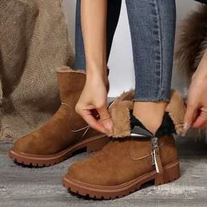 Détail de bottes de neige marron fourrées avec fermeture éclair latérale
