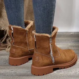 Gros plan sur des bottes de neige en daim marron avec doublure en fourrure et fermeture éclair