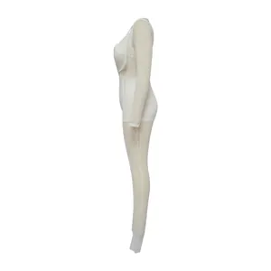 Profil d'une combinaison blanche en maille transparente avec manches longues, chic