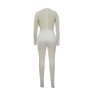 Vue arrière détaillée d'une combinaison sexy blanche moulante en mesh pour femmes