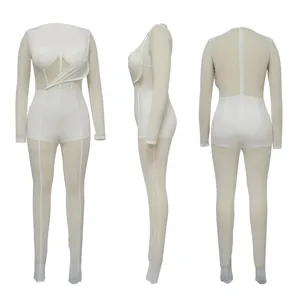 Vues avant latérale et arrière d'une combinaison sexy blanche en maille transparente pour femmes