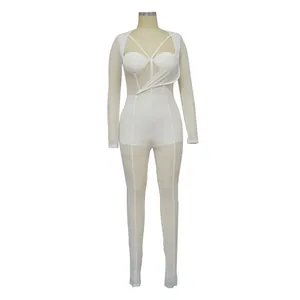 Vue de face d'une combinaison blanche sexy en maille transparente sur un mannequin de couture.