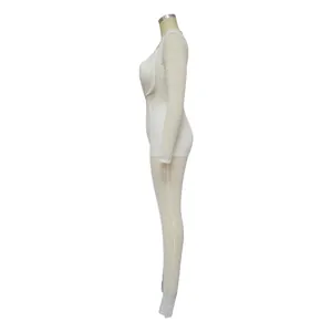 Vue de profil détaillée d'une combinaison sexy blanche en mesh transparent à manches longues