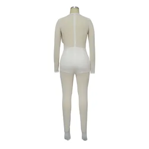 Vue arrière d'une combinaison sexy blanche à manches longues en mesh pour femme