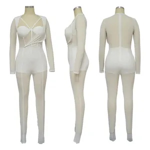 Vues de face, de côté et de dos d'une combinaison en maille transparente blanche sexy.
