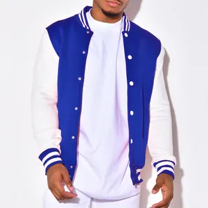 Detailansicht der blau-weißen Herren-Collegejacke mit gestreiften Rippbündchen.