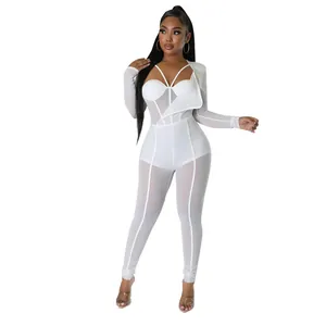 Vue détaillée élégante d'une combinaison sexy blanche en maille transparente de fête