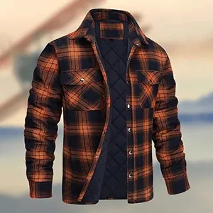 Vue détaillée de la veste à carreaux orange et noir pour homme avec doublure chaude