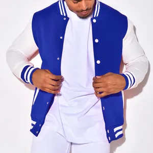 Nahaufnahme einer klassisch blau-weißen Herren-Collegejacke mit gestreiften Rippbündchen