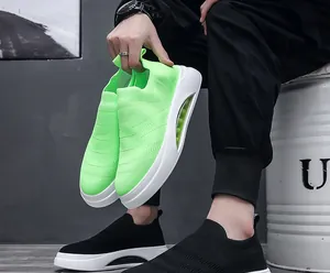 Dettaglio delle sneakers slip-on in flyknit traspirante verde neon e nero da uomo.