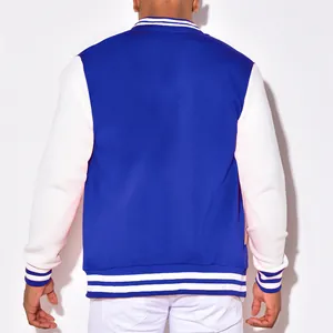 Rückansicht einer klassischen blau-weißen Herren-Collegejacke mit gestreiften Rippbündchen