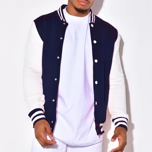 Detail einer dunkelblau-weißen Baseballjacke für Herren mit Stehkragen im Retro-Stil.