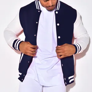 Nahaufnahme einer blau-weißen Herren-Collegejacke mit Stehkragen und Druckknöpfen.