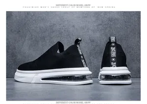 Dettaglio sneaker a calzino nere traspiranti da uomo con suola bianca ammortizzata ad aria
