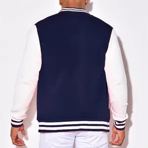 Rückansicht einer klassischen Herren-Collegejacke in Marineblau und Weiß