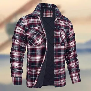 Vue détaillée d'une veste à carreaux pour hommes montrant le motif et la doublure matelassée.