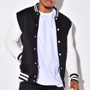 Detail einer schwarz-weißen Herren-Collegejacke mit Druckknöpfen und Streifen