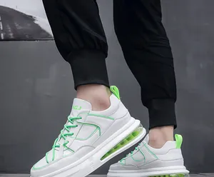 Detalle de zapatillas casuales blancas y verde neón con amortiguación de aire para hombre