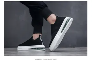 Vista laterale di sneaker uomo in maglia traspirante nera con suola ammortizzata verde