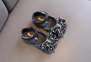 Detailweergave van zwarte prinsessen-platte schoenen voor meisjes met grote stras-strikken