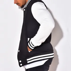 Seitenansicht einer klassischen schwarz-weißen Herren-Collegejacke mit Streifenbündchen