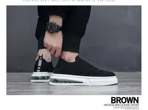 Dettaglio ravvicinato di scarpe a calzino nere in fly-knit traspirante con suole bianche