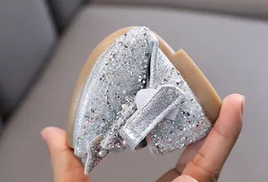 Close-up van flexibele zilveren prinsessenschoenen voor meisjes met een zachte zool