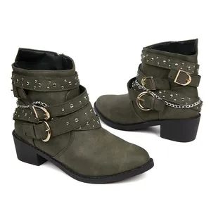 Botines verde oscuro de estilo punk con tachuelas, correas con hebillas y cadenas de plata