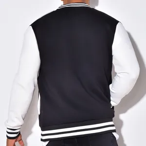 Detaillierte Rückansicht einer klassischen schwarzen College-Jacke mit weißen Ärmeln.