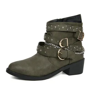 Botines verde militar con tacón grueso, múltiples hebillas y detalles de remaches.