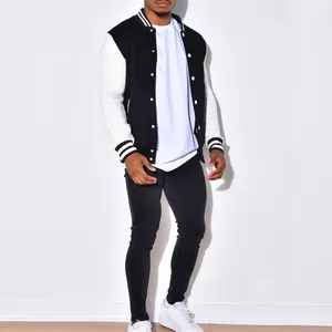 Vollkörperansicht eines männlichen Modells in einer schwarz-weißen Varsity-Jacke.