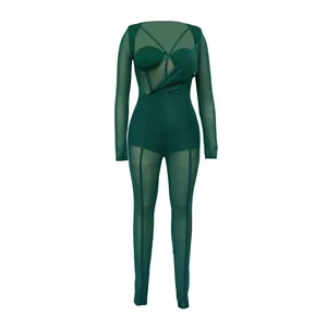 Détail du tissu en maille transparente verte et du corset de cette combinaison