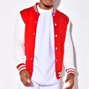 Detail einer klassischen rot-weißen Herren-Collegejacke mit gestreiften Bündchen.