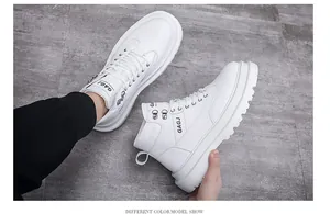 Zijaanzicht van professionele witte hoge leren sneakers met dikke stevige platformzolen