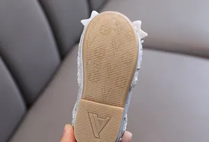 Macro-detail van de antislip rubberen zool voor prinsessenschoenen voor meisjes, maat 25.