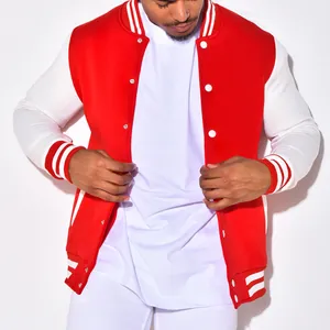 Detailansicht einer rot-weißen Collegejacke mit gestreiften Bündchen und Druckknöpfen.
