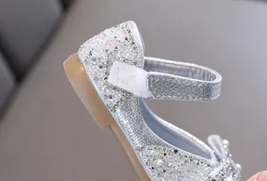 Macro-detail van sprankelende zilveren strass-steentjes op meisjes prinsesschoen