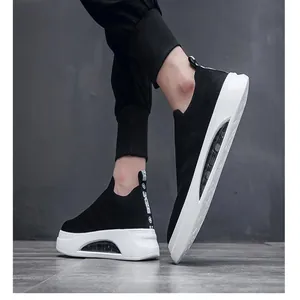 Dettaglio di sneaker a calzino in maglia nera da uomo con suola bianca spessa