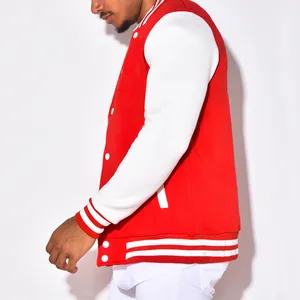 Seitenansicht der klassischen rot-weißen Varsity-Baseballjacke für Herren mit Streifenbündchen
