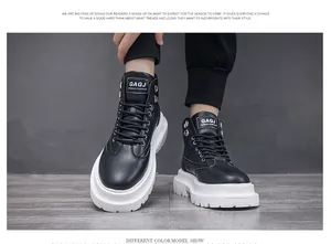 Detailopname van zwarte high-top motorlaarzen met dikke witte platformzolen heren