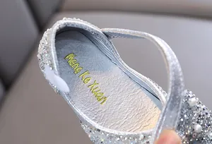 Macrodetailweergave van zilveren glitter prinsessenschoenen voor meisjes met stras