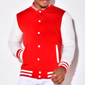 Detailansicht einer rot-weißen Herren-Collegejacke mit Stehkragen und Druckknöpfen