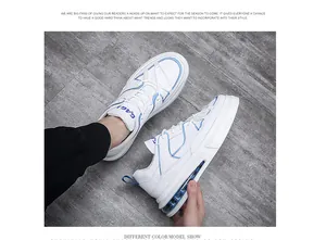 Vista lateral detallada de zapatillas blancas para hombre con ribete azul y aire.